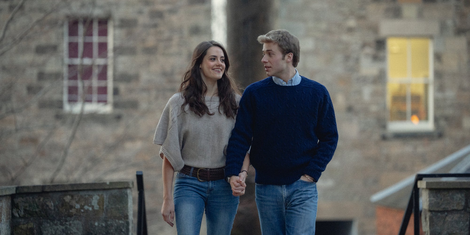 Meg Bellamy et Ed McVey dans la peau de Kate Middleton et du prince William dans la saison 6 de "The Crown".