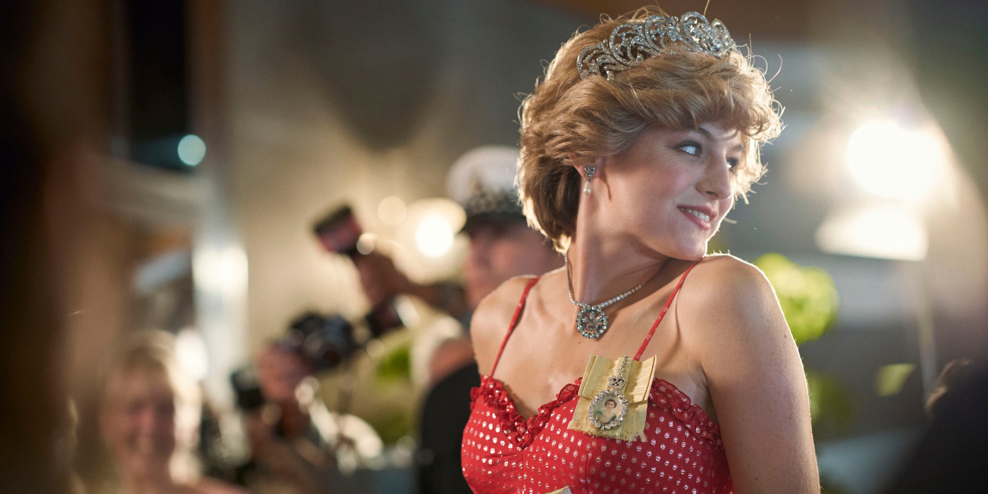 Découvrez (enfin) Emma Corrin dans la peau de Lady Di, avec la saison 4 de "The Crown".