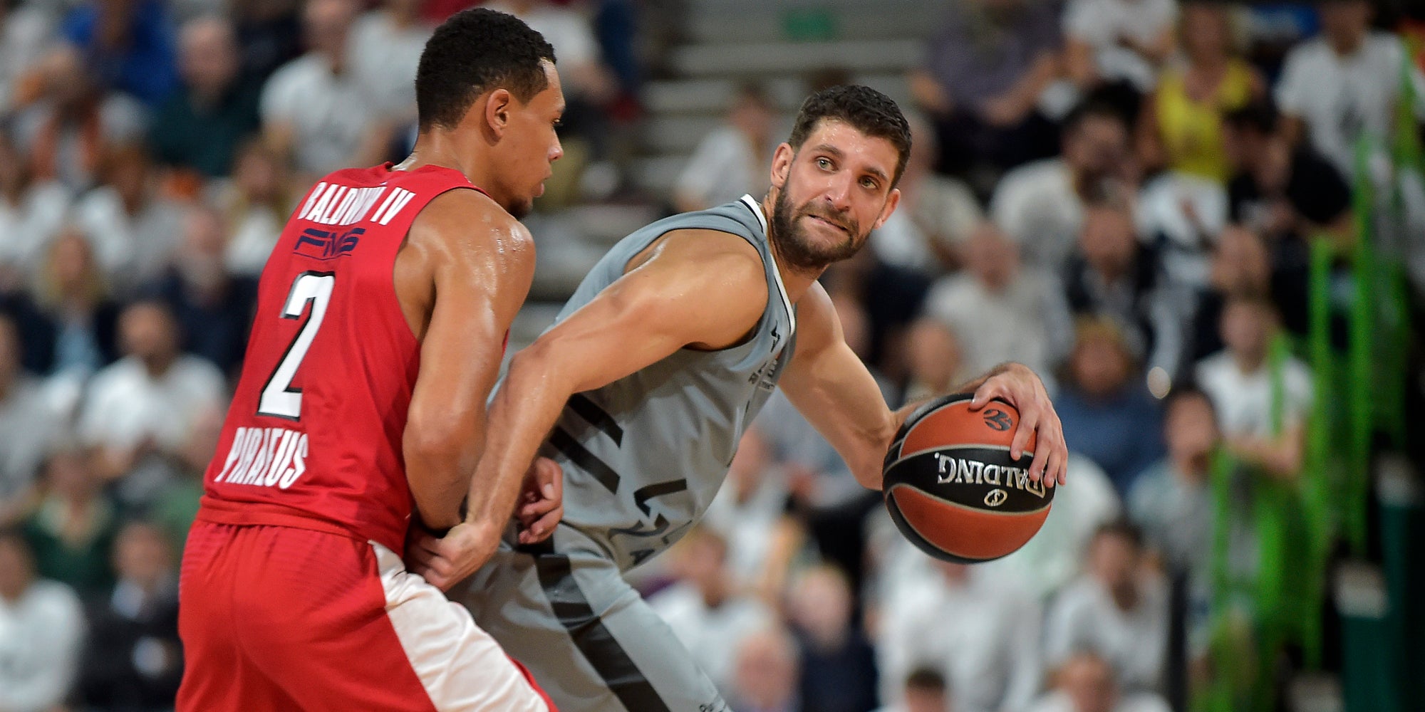 Le meneur de l'ASVEL Antoine Diot face à Wade Baldwin IV de l'Olympiakos lors d'un match d'EuroLigue à Villeurbanne, le 4 octobre 2019.