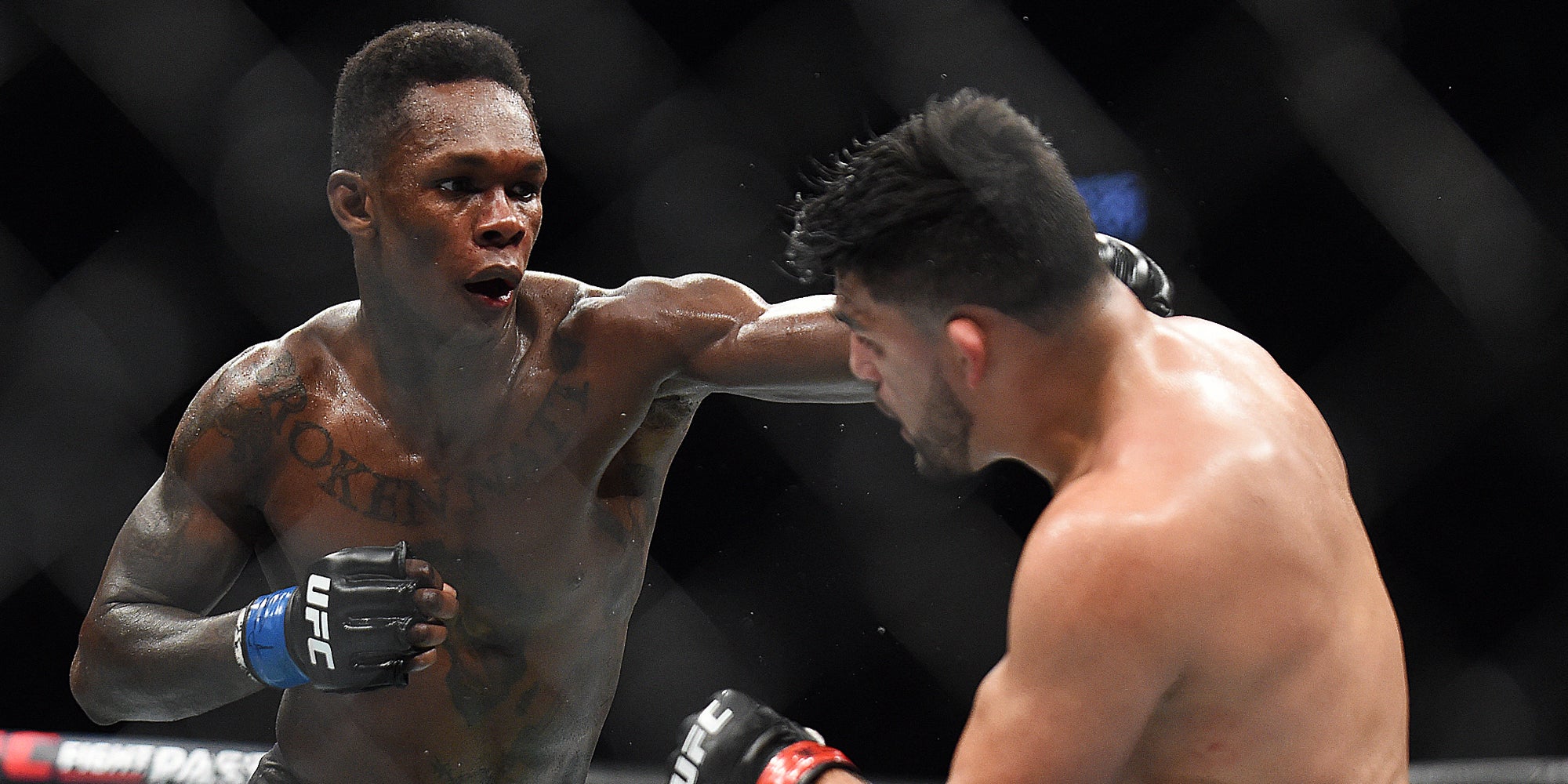 Israel Adesanya face à Kelvin Gastelum lors de l'UFC 236 à Atlanta, le 13 avril 2019.