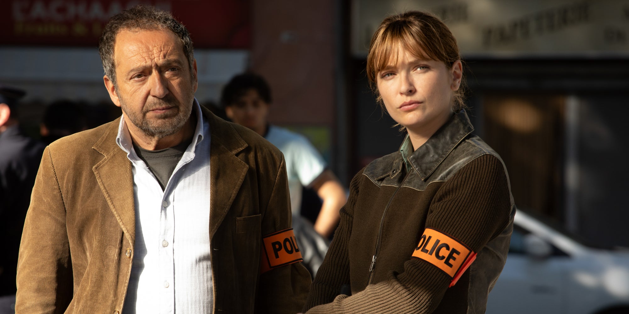 Patrick Timsit et Camille Razat dans ''Les Disparues de la gare'', à découvrir le 8 octobre sur Disney+.