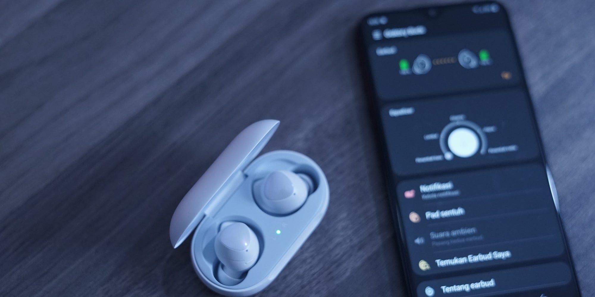 Les prochains Galaxy Buds Pro devraient davantage ressembler aux Galaxy Buds, premiers du nom (ici en photo), qu'aux derniers Galaxy Buds Live.