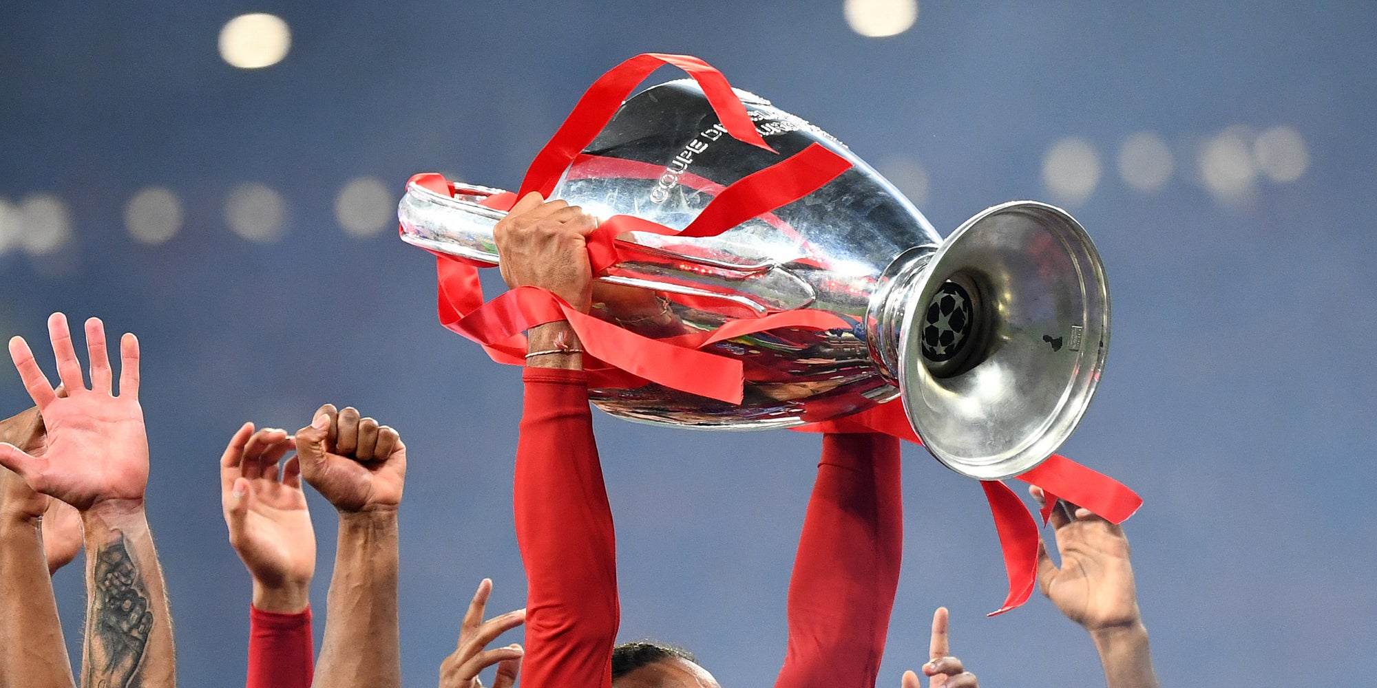 Le joueur de Liverpool Virgil van Dijk soulève la coupe de la Ligue des Champions à Madrid, le 1er juin 2019.