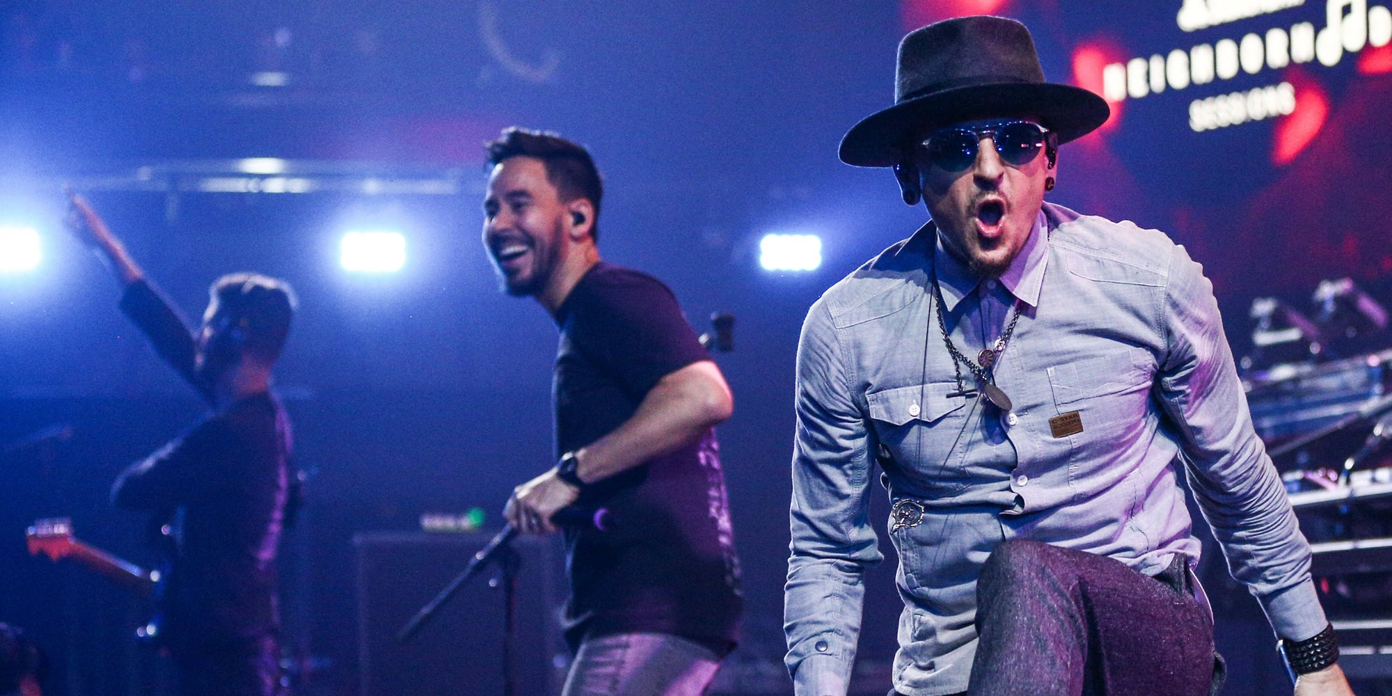 Mike Shinoda et Chester Bennington, de Linkin Park, sur scène lors de la soirée iHeartRadio Album Release Party, à Burbank en Californie, le 22 mai 2017.