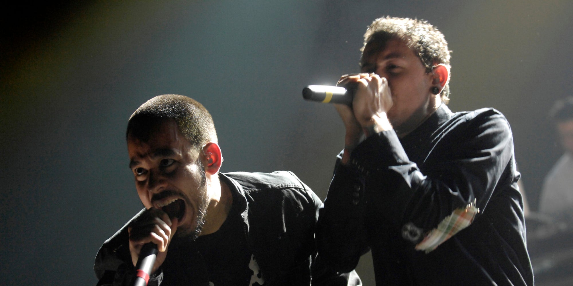 Mike Shinoda et Chester Bennington, les deux chanteurs du groupe de neo-metal Linkin Park