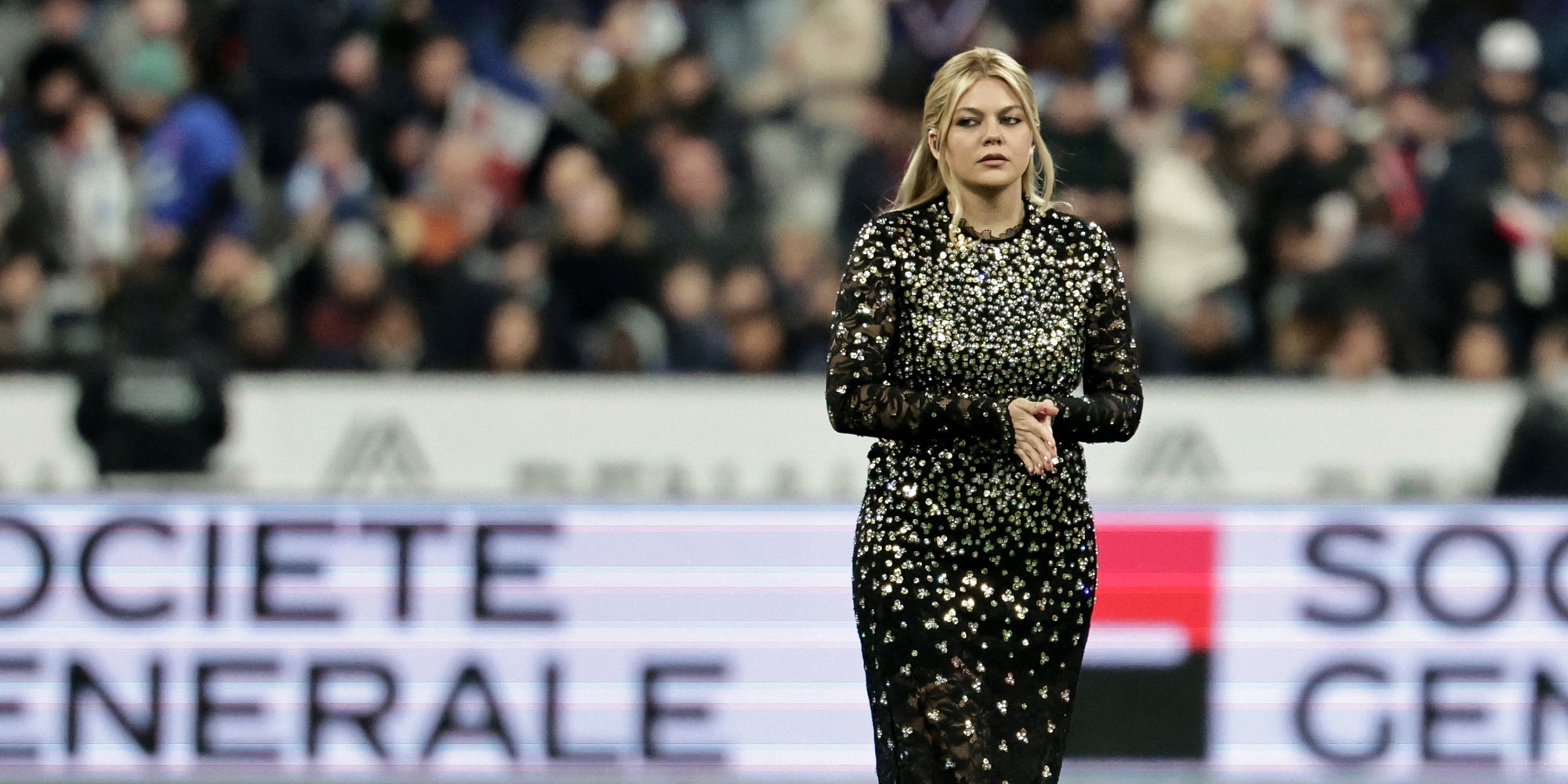 La chanteuse française Louane dévoile la chanson qui représentera la France au prochain concours de l'Eurovision lors du match du Tournoi des Six Nations de rugby France-Ecosse au Stade de France à Saint-Denis, le 15 mars 2025.