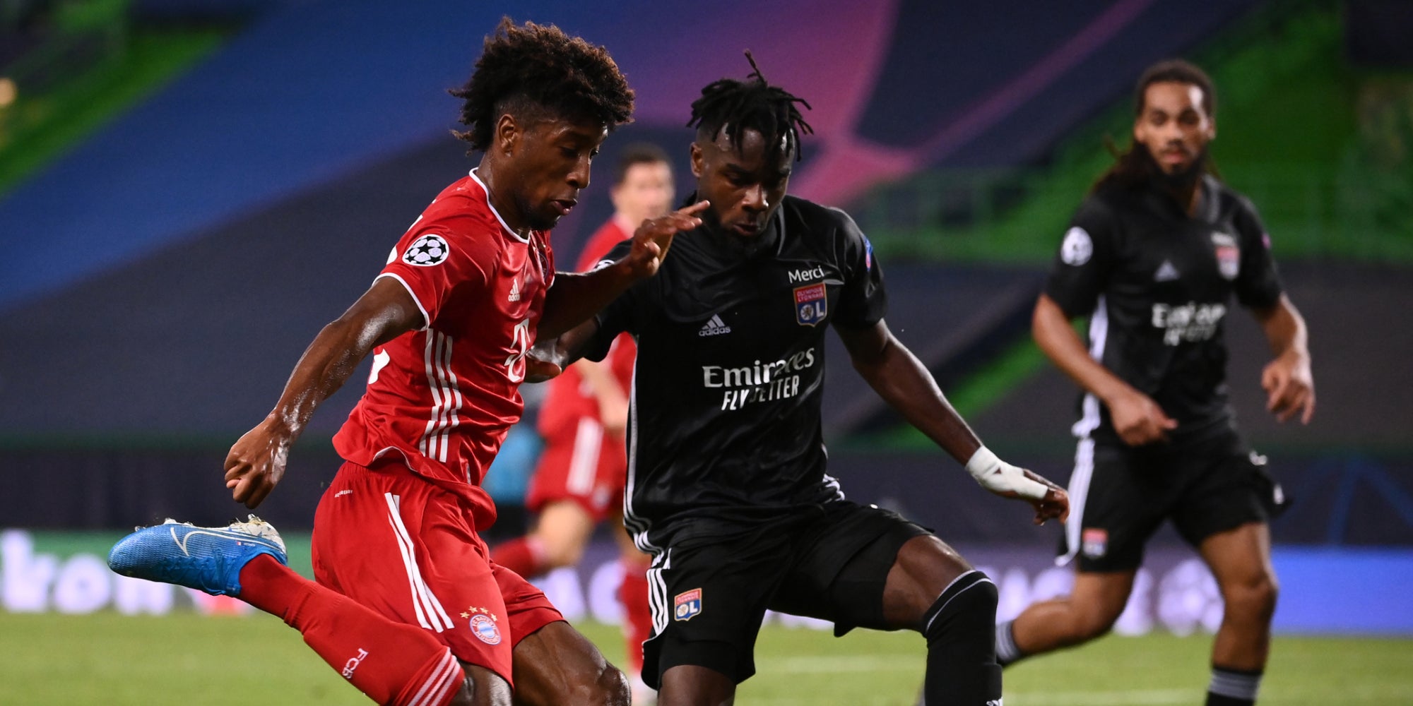Maxwel Cornet à la lutte avec Kinglsey Coman lors de Lyon - Bayern Munich, le 19 août 2020 à Lisbonne
