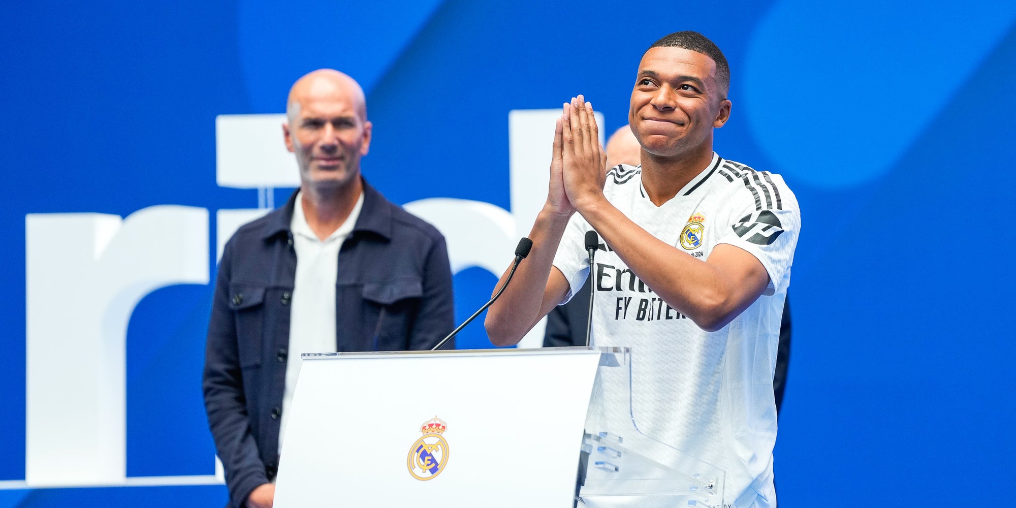 Kylian Mbappé aux côtés de Zinédine Zidane lors de sa présentation au Real Madrid, ce 16 juillet 2024 au Stade Santiago-Bernabéu (Madrid).
