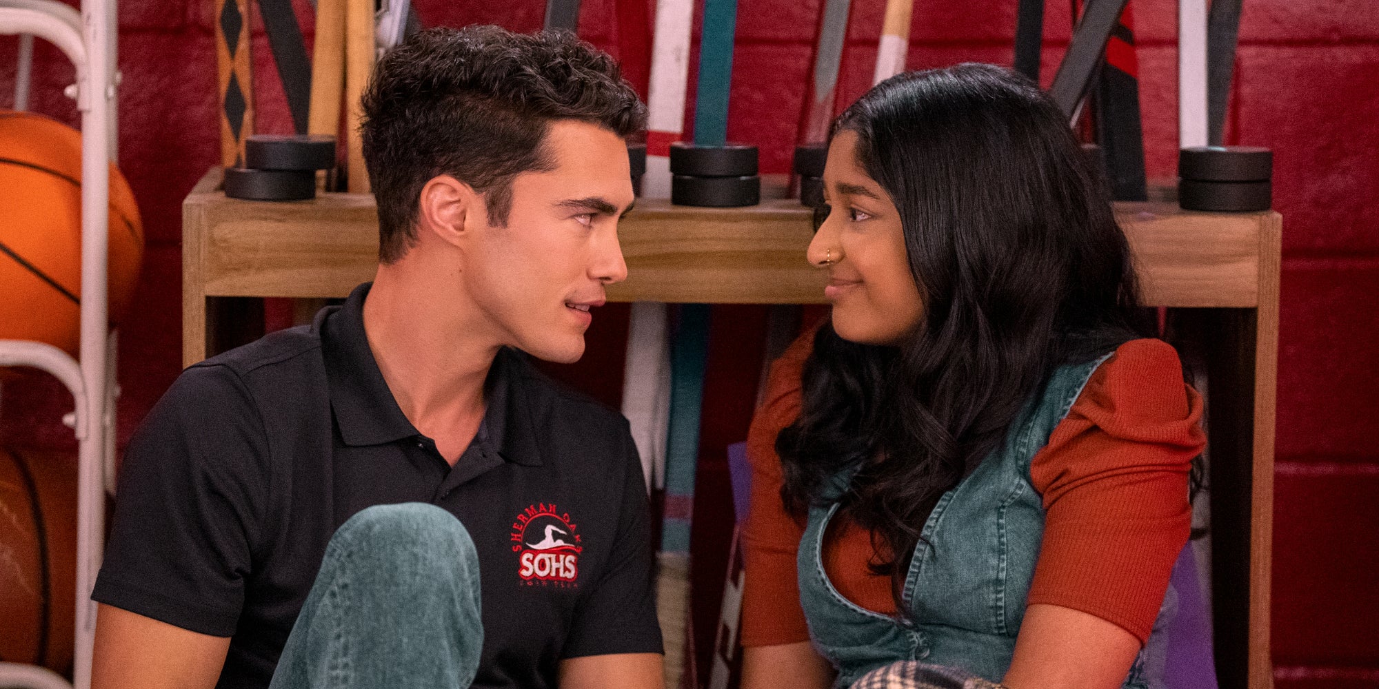 Darren Barnet (Paxton Hall-Yoshida) et Maitreyi Ramakrishnan as (Devi) dans l'épisode 7 de la saison 4 de "Mes premières fois", disponible dès maintenant sur Netflix