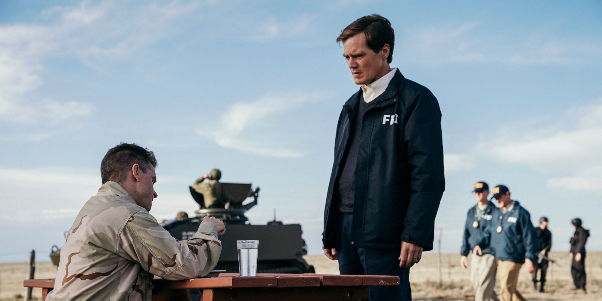 Le format anthologique permet aux séries d'attirer de grands acteurs, comme ici Michael Shannon dans Waco