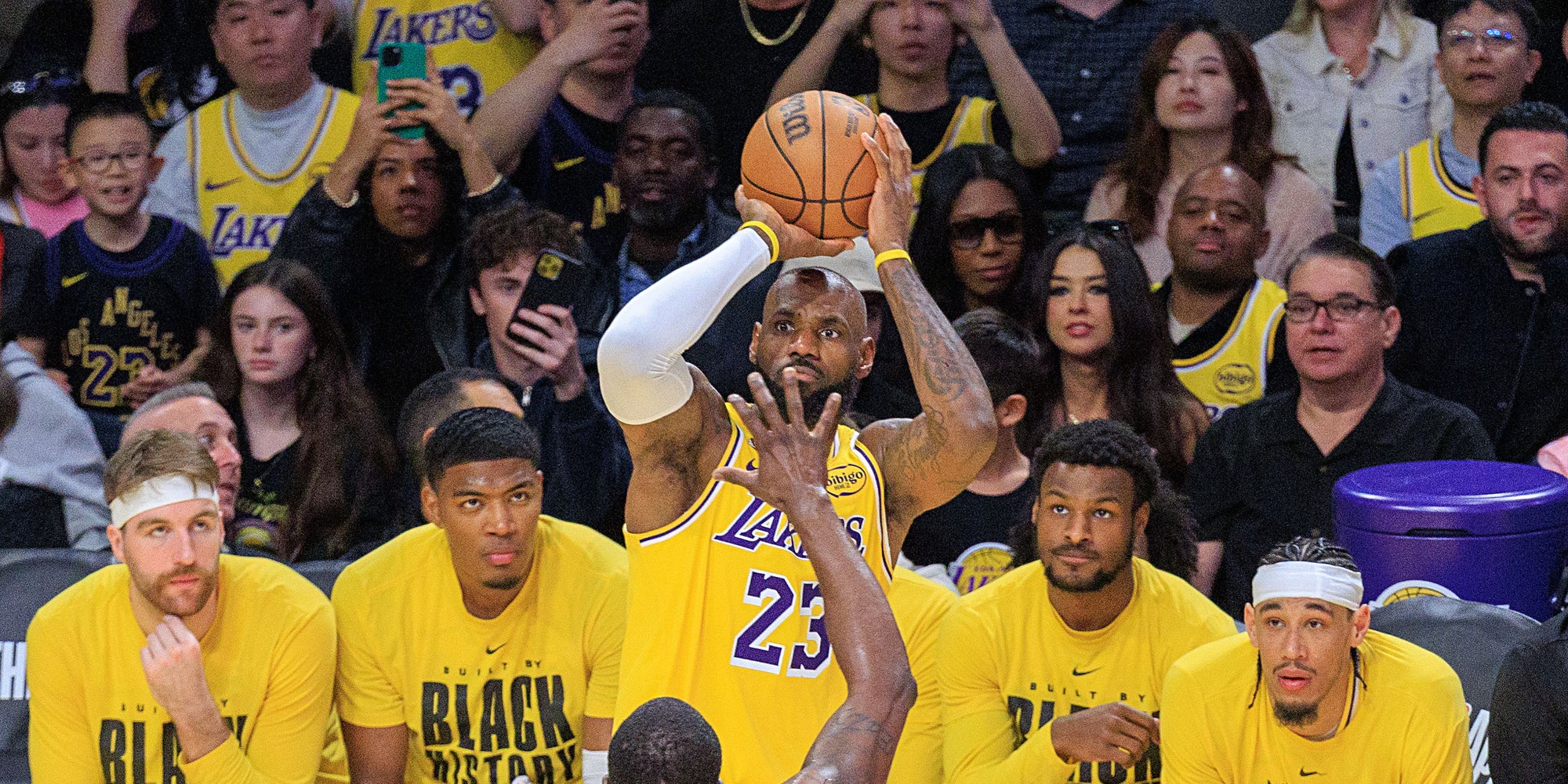 LeBron James des Los Angeles Lakers marque un panier face à Draymond Green des Golden State Warriors lors d'un match de saison régulière de la NBA, samedi 7 février 2026, à Los Angeles, en Californie. 
