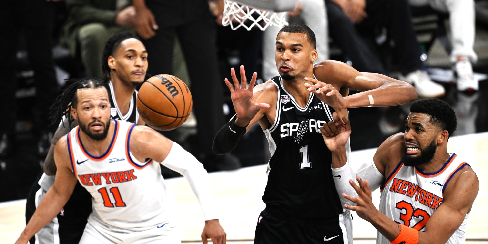 Victor Wembanyama des San Antonio Spurs face à Jalen Brunson et Karl-Anthony Towns des New York Knicks, le 4 juin 2026.
