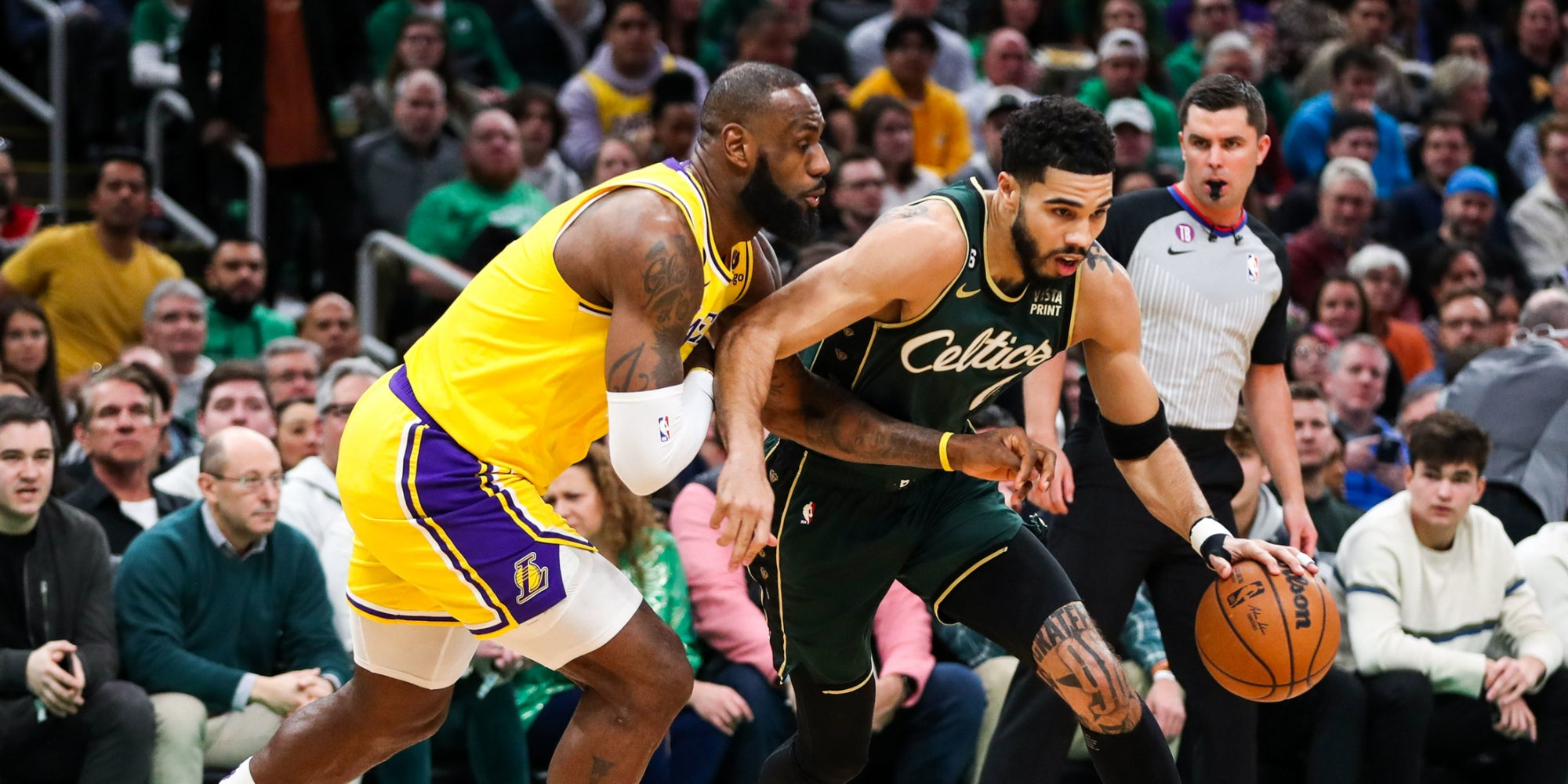 LeBron James et Jayson Tatum, ici lors d'un match entre les Lakers et les Celtics le 28 janvier 2023, figureront au casting de ''Starting 5'', prochain docu-série de Netflix sur la NBA. 