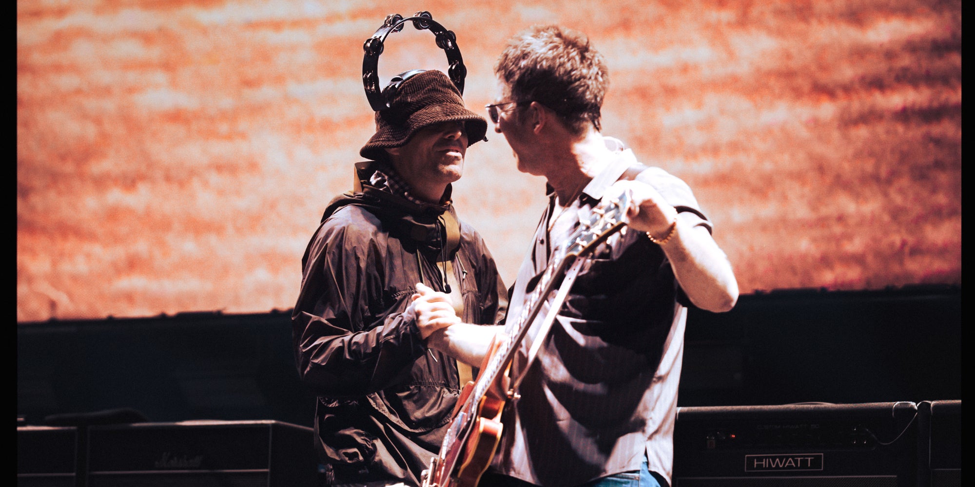Les frères Gallagher sur scène, à suivre dans le documentaire "Oasis : Don’t look back in anger", le 9 octobre sur Disney+.