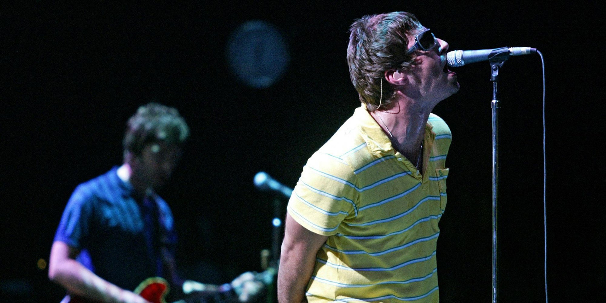 Liam et Noel Gallagher, membres du groupe Oasis, lors d’un concert au Festival international de Benicàssim, le 7 août 2005 à Castellón (Espagne).