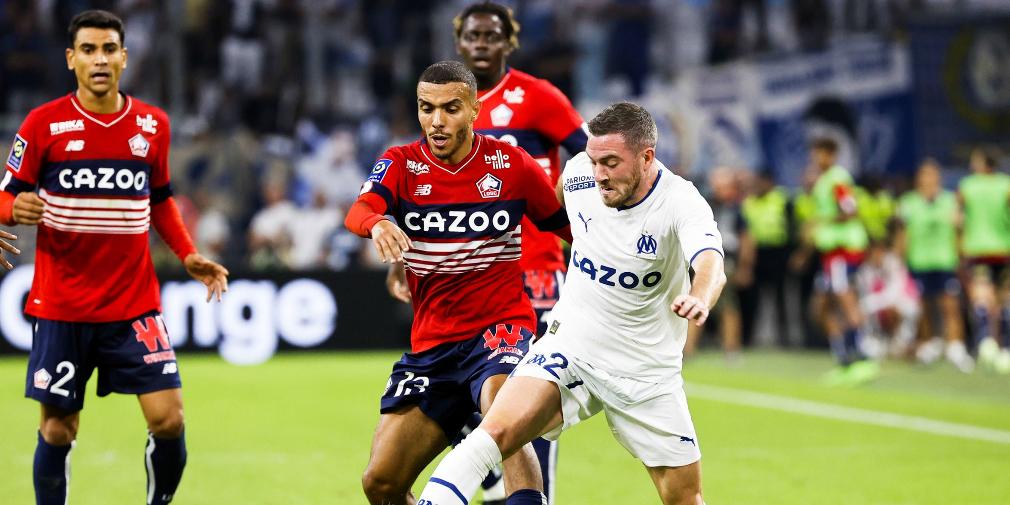 Akim Zedadka (LOSC) et Jordan Veretout (OM) lors du match de Ligue 1 Uber Eats Marseille - Lille, à l'Orange Vélodrome, le 10 septembre 2022.