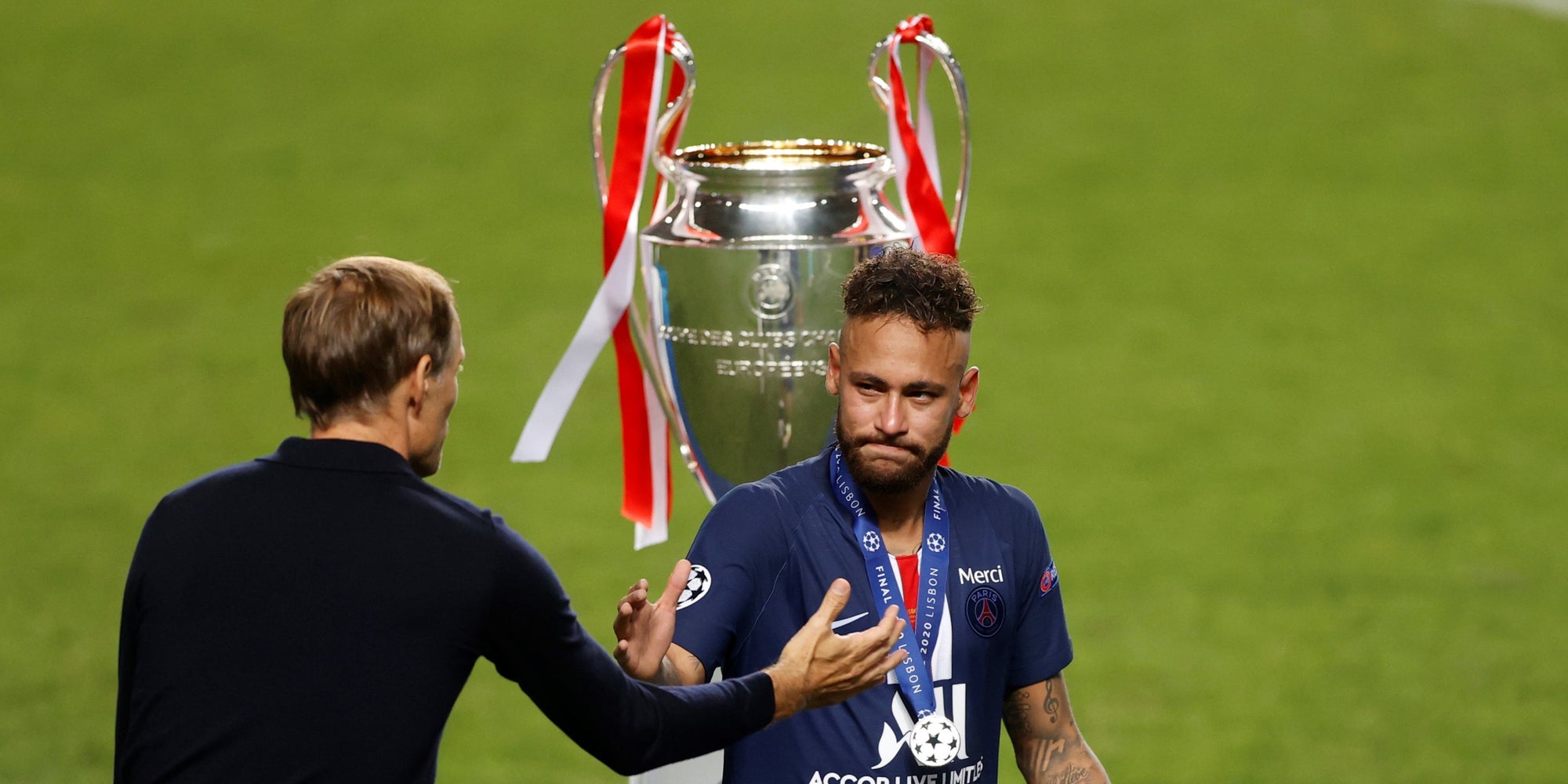 Neymar et Tuchel devant le trophée de la Ligue des Champions après la défaite face au Bayern Munich, le 23 août 2020 à Lisbonne