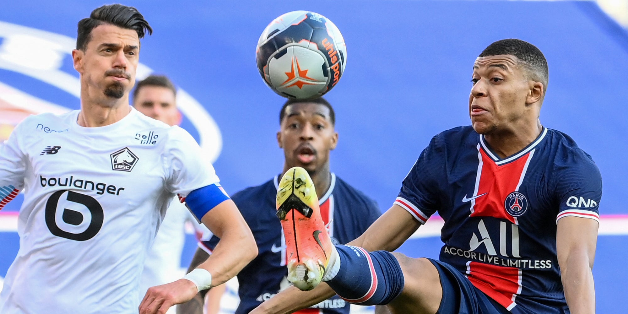 Les joueurs du PSG et de Lille à la lutte lors du match de Ligue 1 du 3 avril 2021 au Parc des Princes, Paris