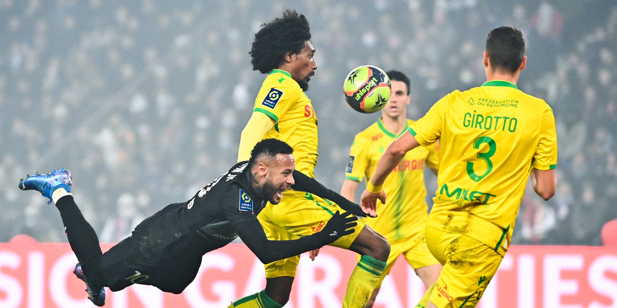 Neymar à la lutte avec les défenseurs nantais lors du match de Ligue 1 PSG-Nantes, le 20 Novembre 2021 au Parc des Princes, Paris
