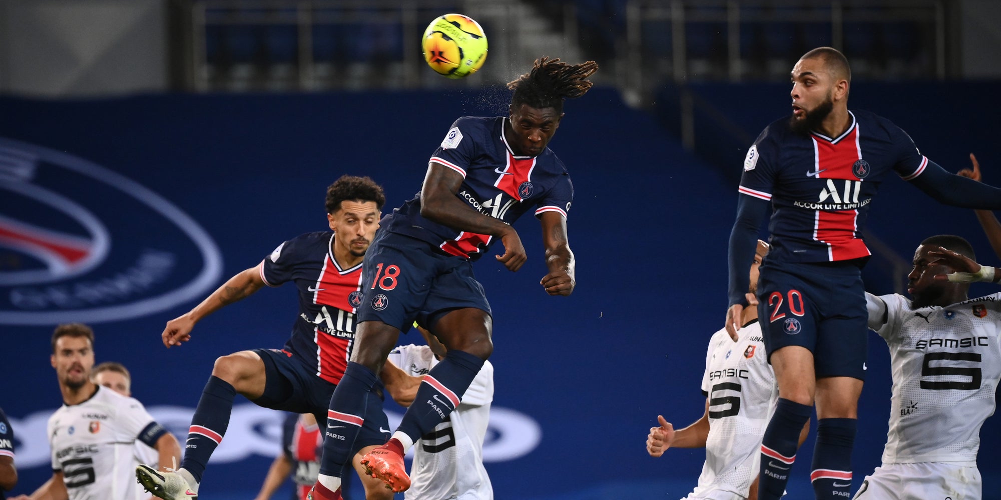 Les joueurs du PSG et de Rennes à la lutte lors de la 10e journée de Ligue au Parc des Princes, le 7 novembre 2020