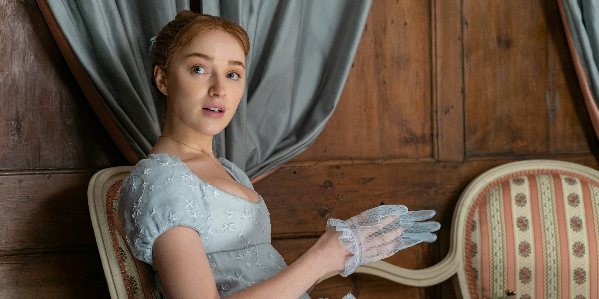 Phoebe Dynevor incarne Daphne Bridgerton dans Chroniques de Bridgerton.