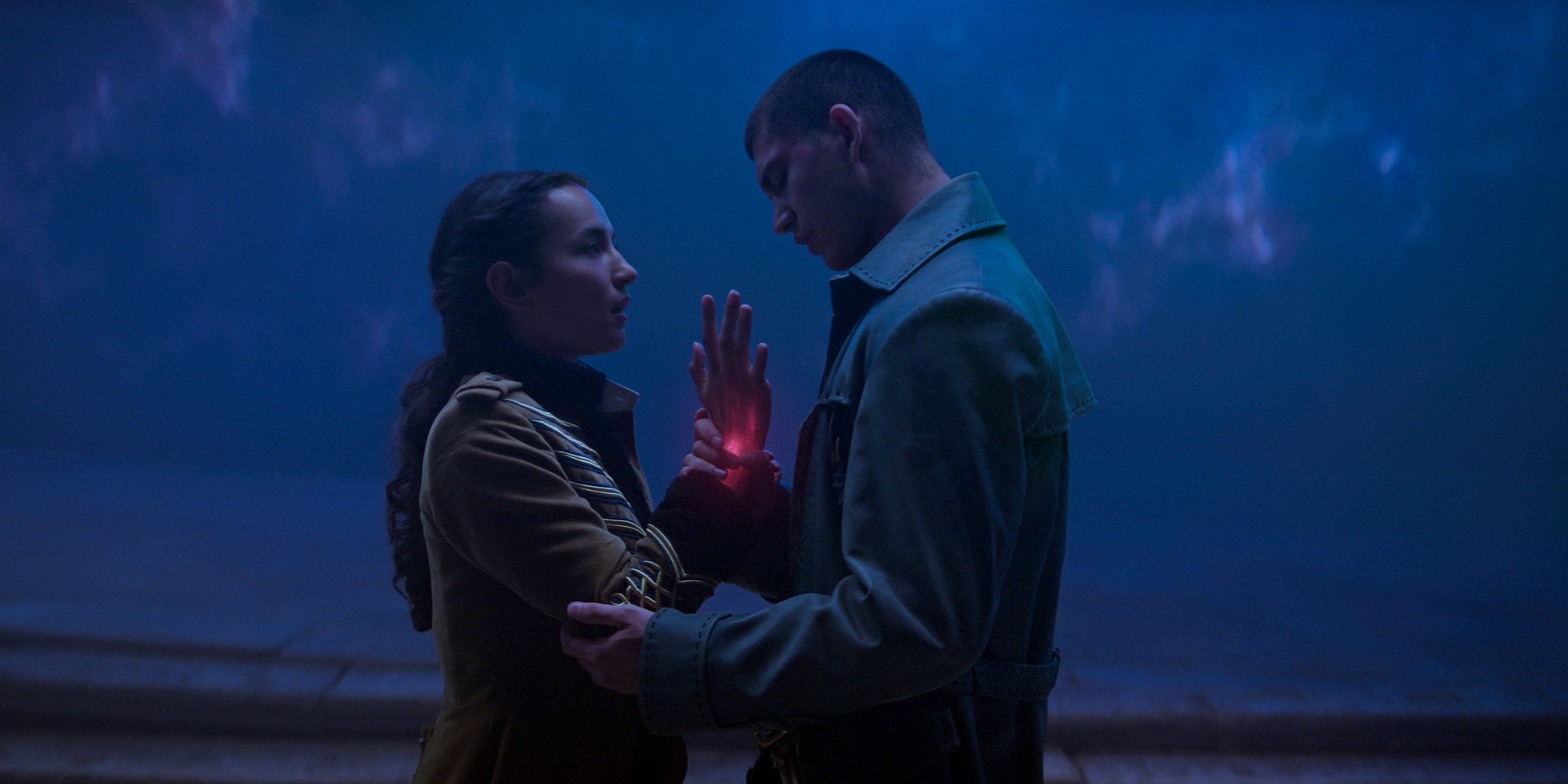 Alina Starkov (Jessie Mei Li) et Malyen Oretsev (Archie Renaux) dans l'épisode 7 de la saison 2 de "Shadow and Bone : La Saga Grisha".