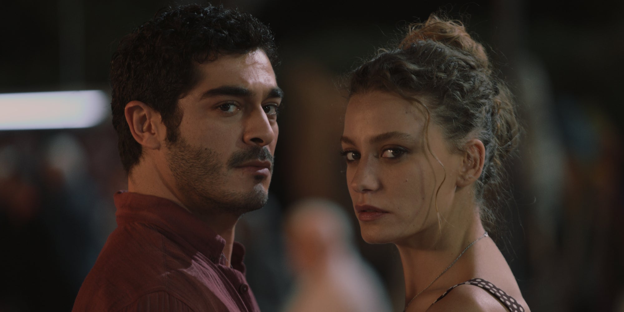Après plus d'un an d'attente, les fans de "Shahmeran" s'apprêtent à retrouver Serenay Sarıkaya et Burak Deniz dans les rôles de Sahsu et Maran. 