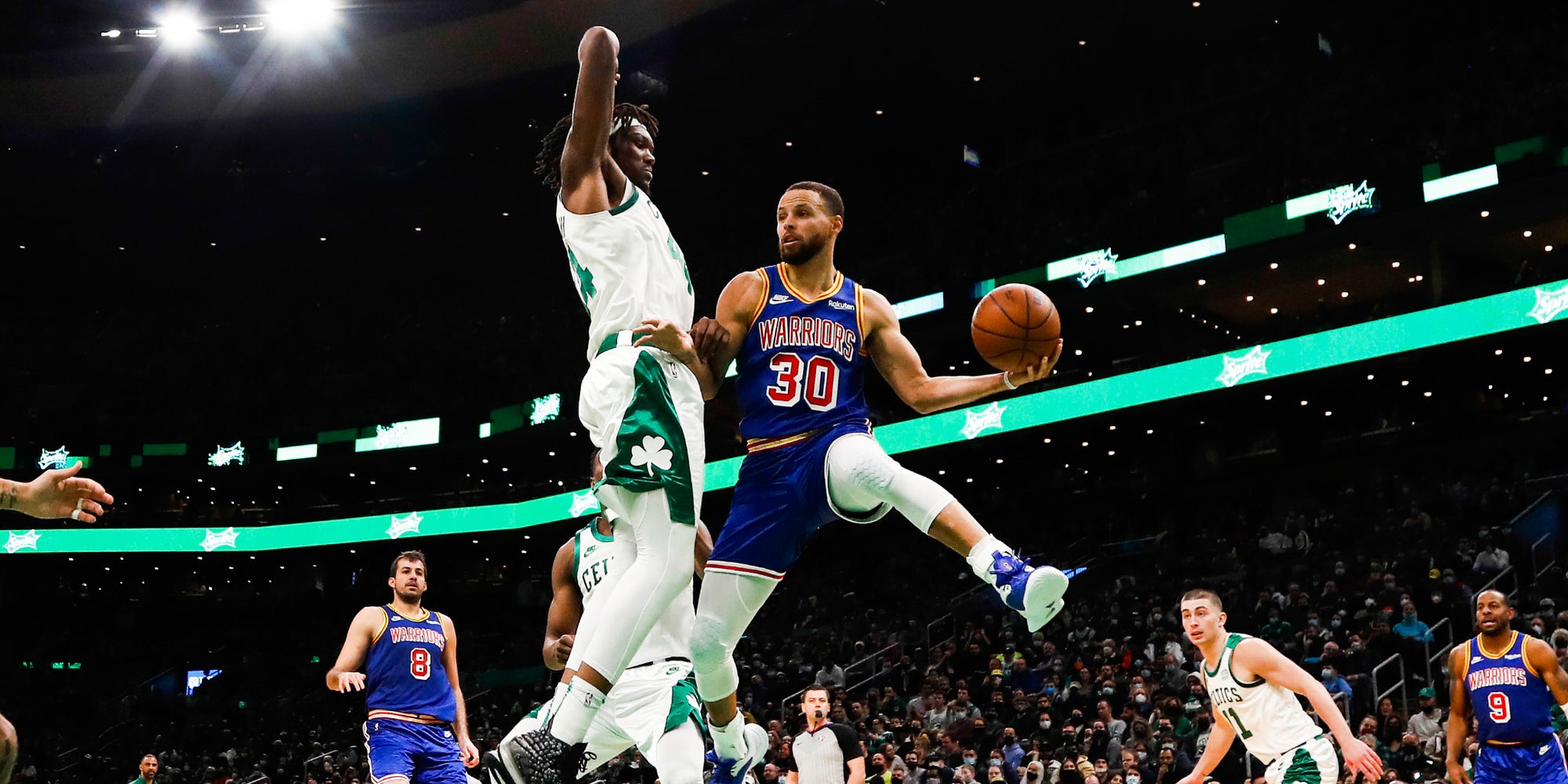 Stephen Curry face à Robert Williams III lors d'un match Boston Celtics - Golden State Warriors en saison régulière de NBA, à Boston, le 17 décembre 2021.