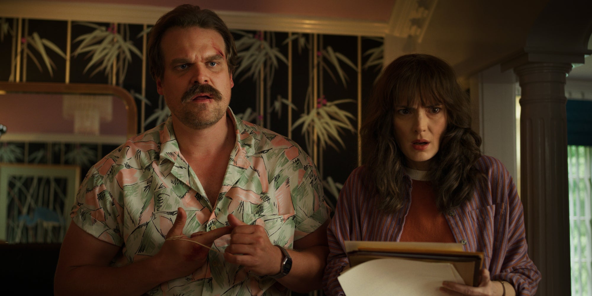 David Harbour et Winnona Ryder dans la saison 3 de Stranger Things.