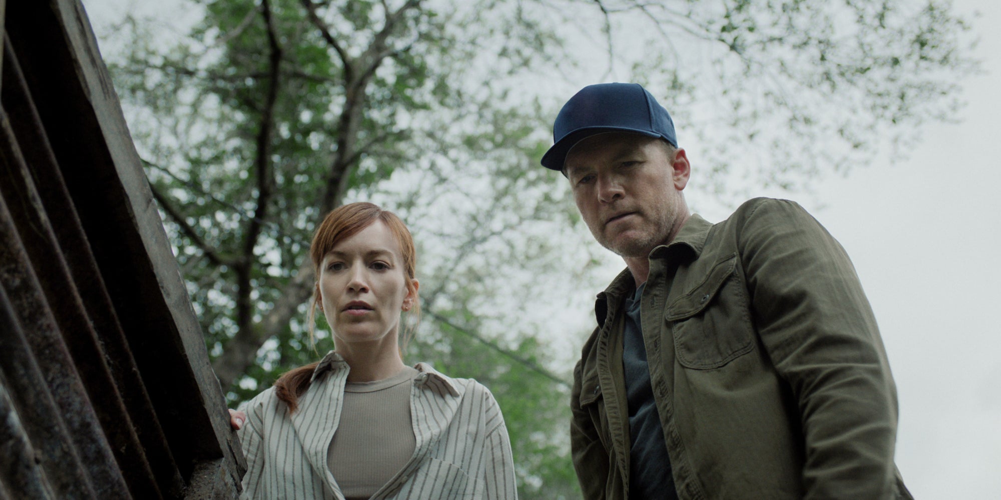 Britt Lower et Sam Worthington dans "Sur tes traces".