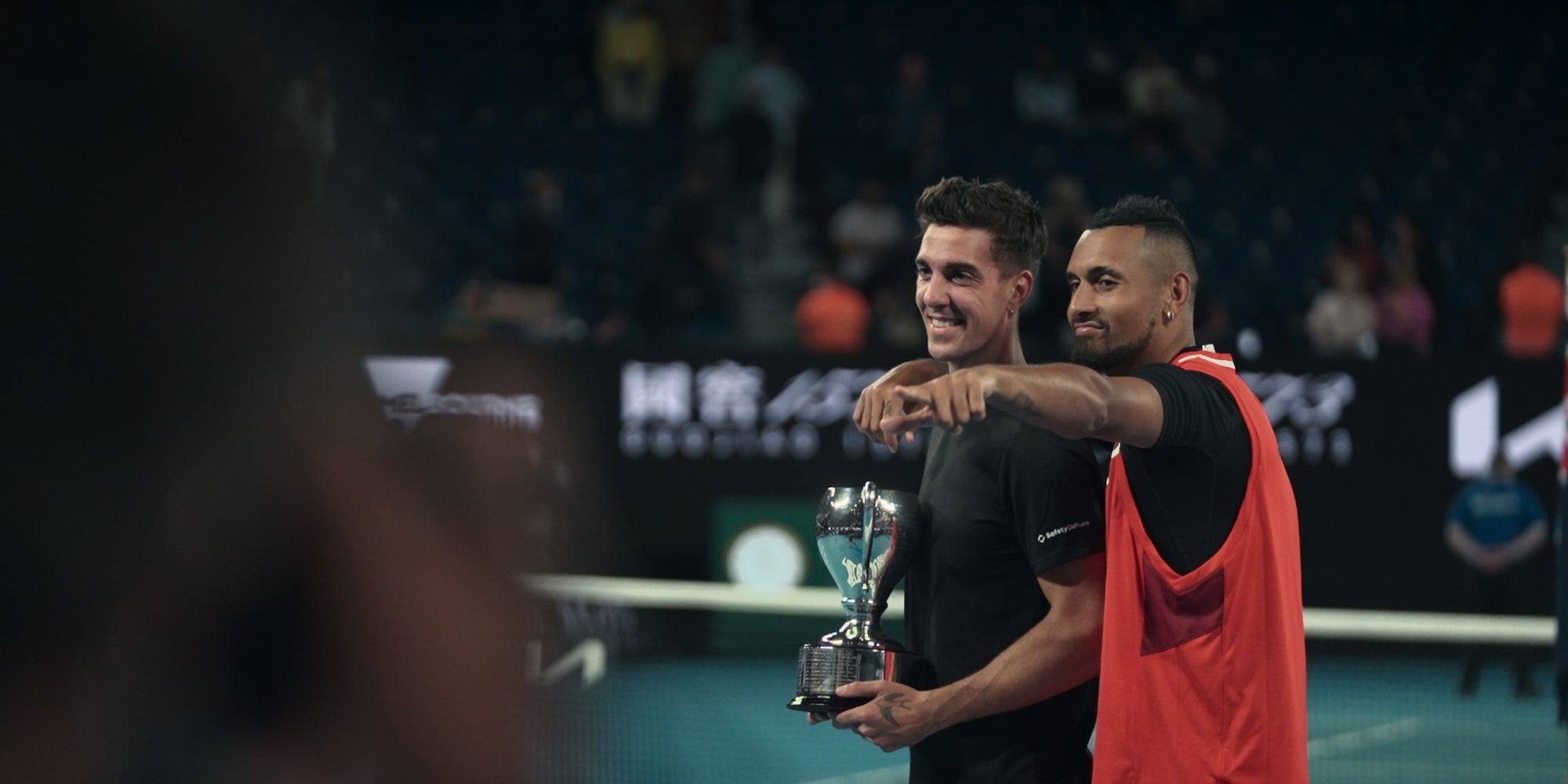 Thanasi Kokkinakis et Nick Kyrgios dans la première partie de ''Break Point'', célébrant leur sacre en double à l'Open d'Australie, le 29 janvier 2022.