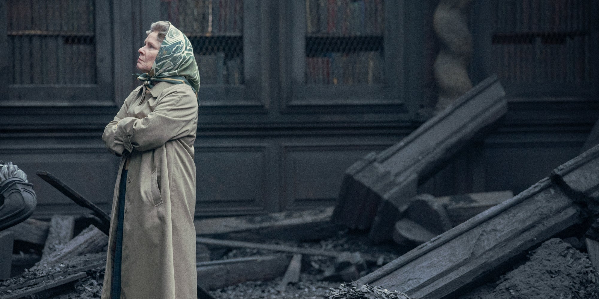 Élisabeth II au milieu du château de Windsor après l'incendie en 1992, son "Annus Horribilis", dans "The Crown". 