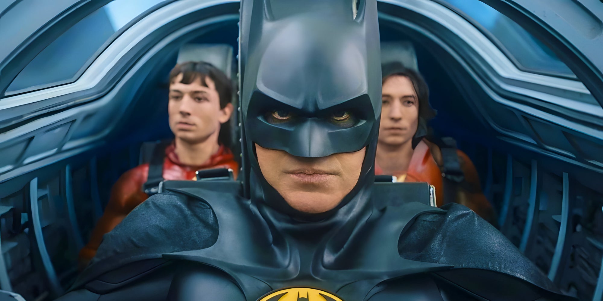 Batman (Michael Keaton) voit double dans The Flash, accompagné par deux versions du super-héros joué par Ezra Miller.