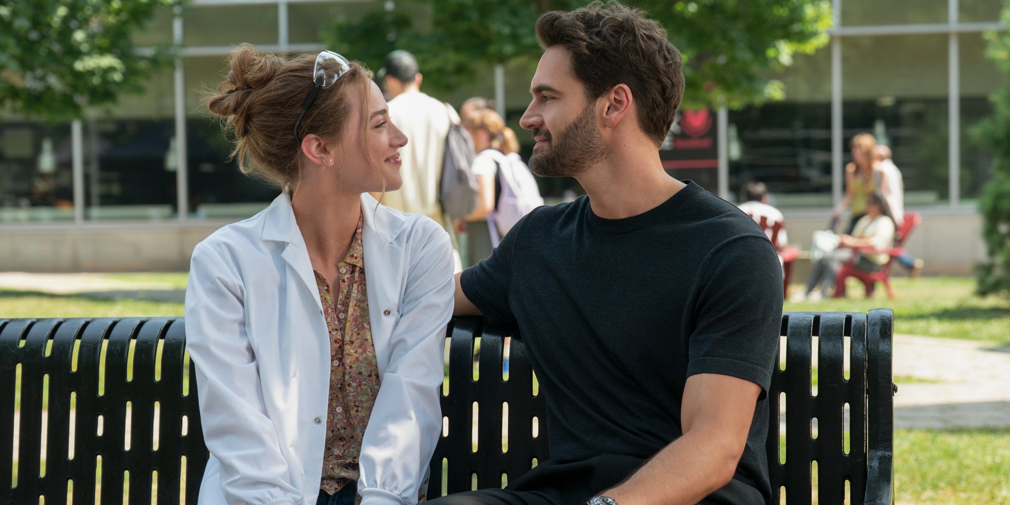 Lili Reinhart et Tom Bateman dans "The Love Hypothesis" disponible sur Prime Video.