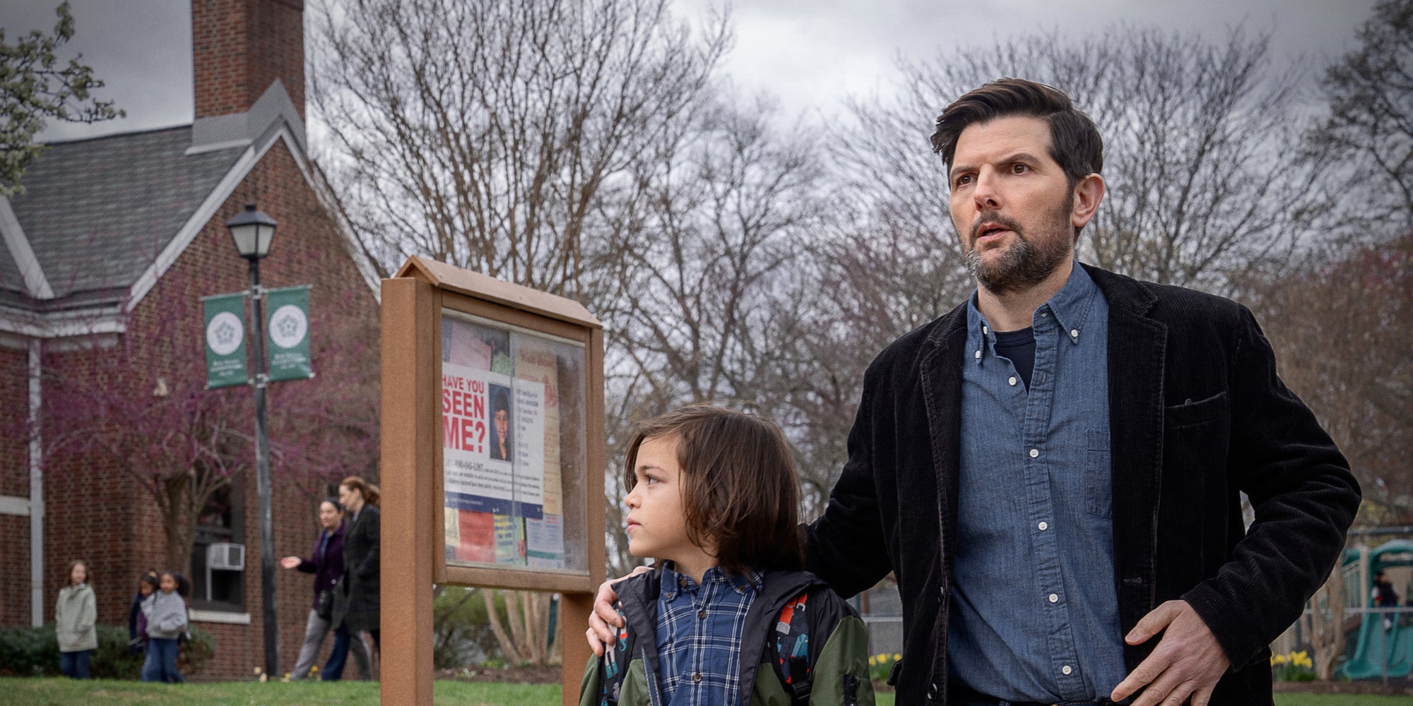 Acston Luca Porto et Adam Scott dans "The Whisper Man".