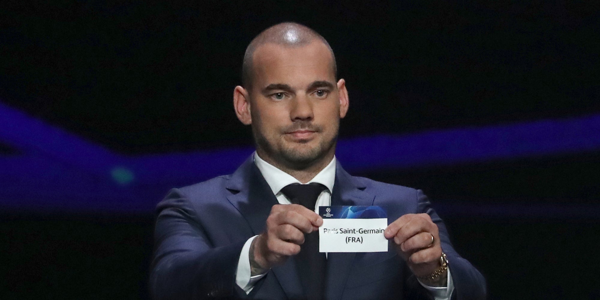 Wesley Sneijder a commencé le tirage au sort de la Ligue des Champions en sortant le nom du Paris Saint-Germain, le 29 août à Monaco.