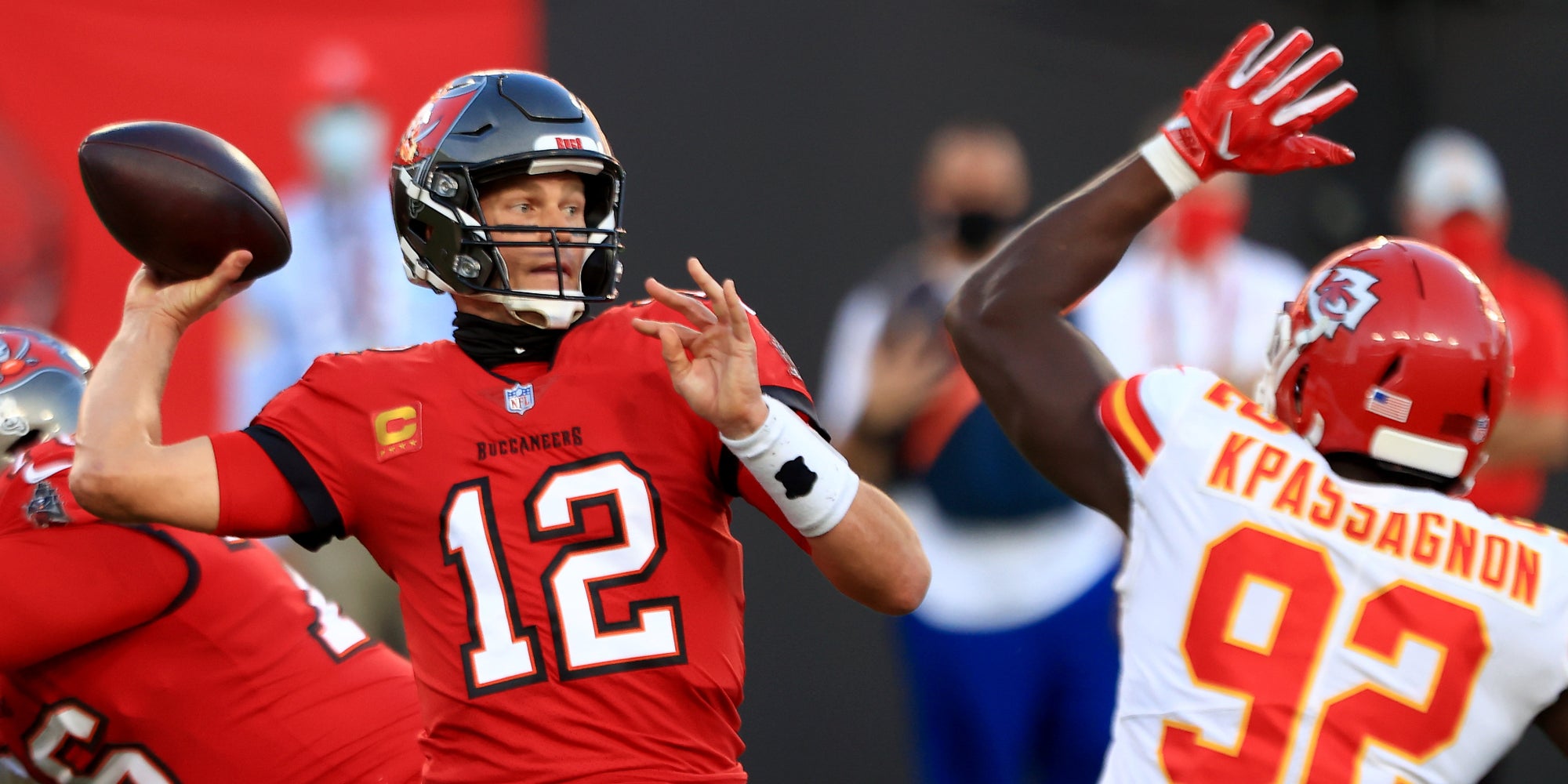 Tom Brady des Buccaneers face à Tanoh Kpassagnon des Chiefs lors d'un match de NFL, à Tampa (Floride), le 29 novembre 2020.