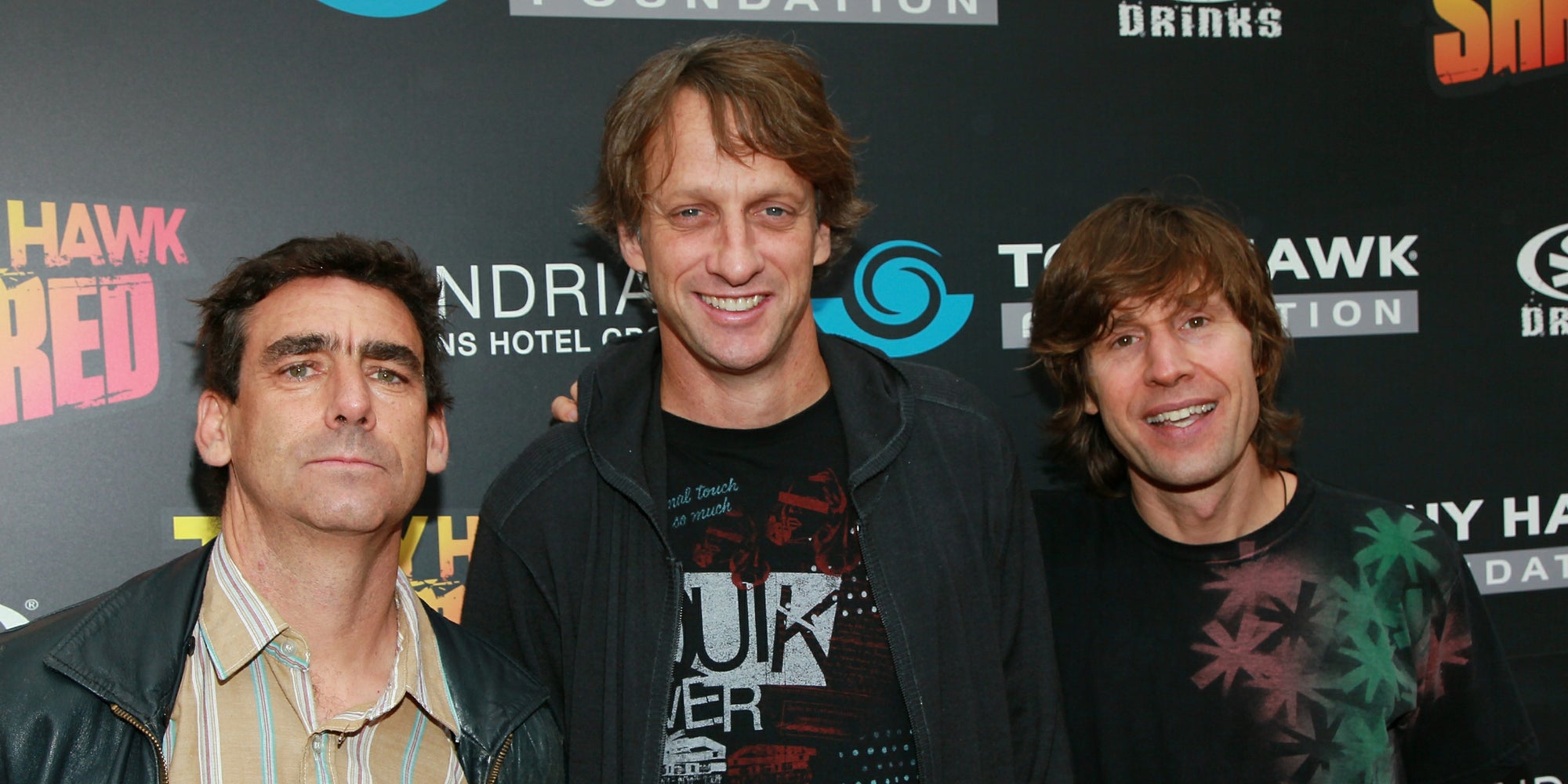 Tony Hawk (au centre) et Rodney Mullen (à droite), aux côtés de Lance Mountain (à gauche) à Beverly Hills lors d’une soirée de la fondation Tony Hawk en 2010.