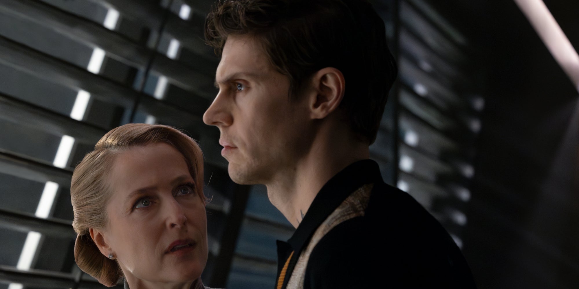 Gillian Anderson et Evan Peters nous parlent de "Tron : Ares".
