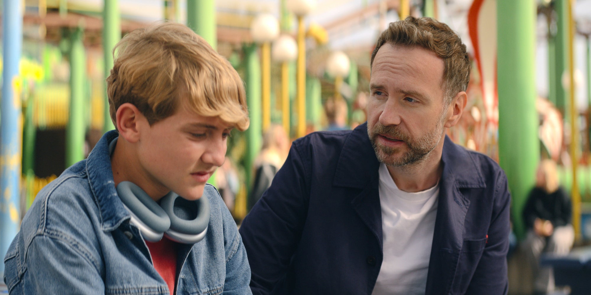 Cooper Turner et Rafe Spall dans "Trying", à voir sur Apple TV.