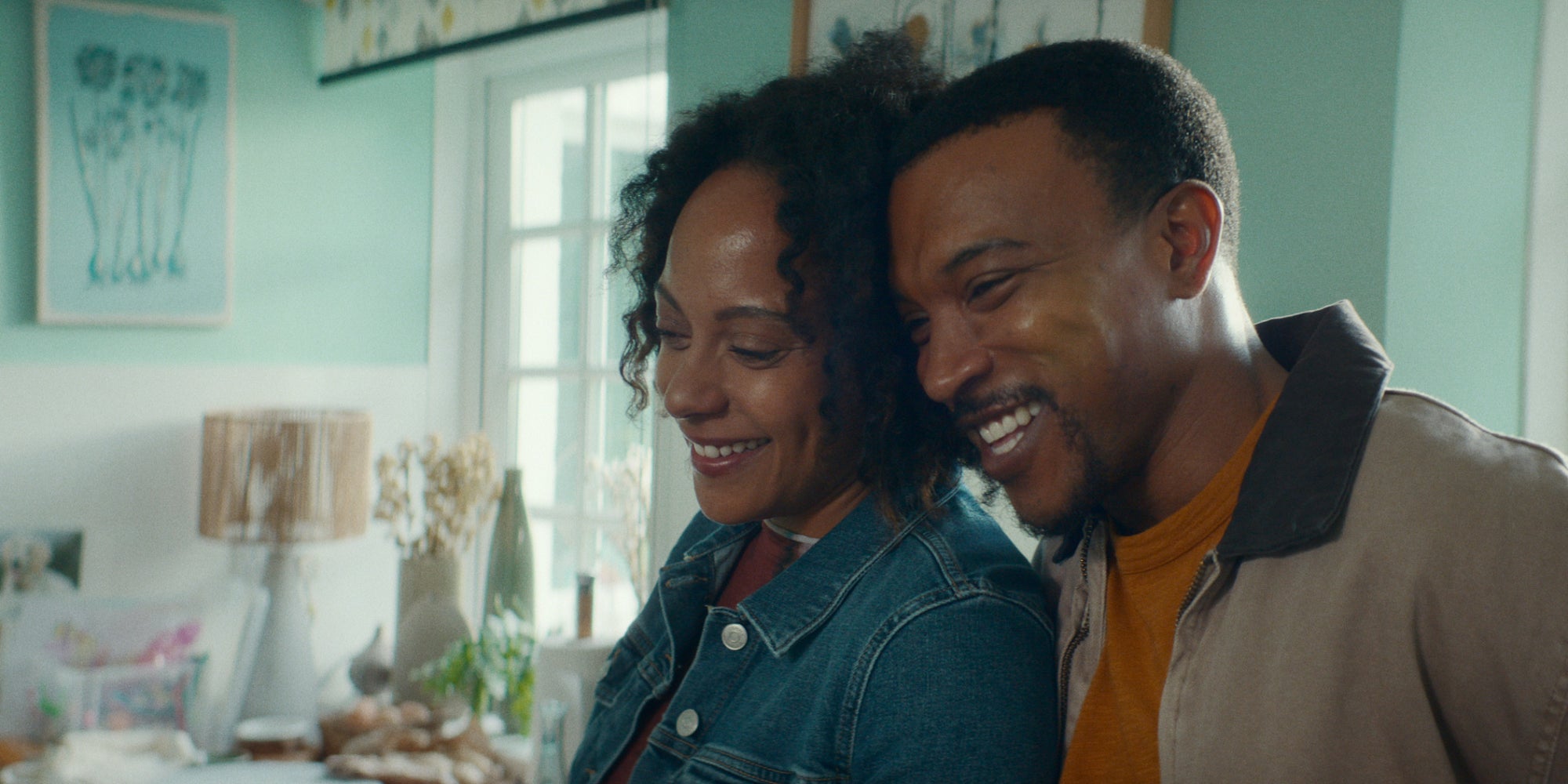Rosalind Eleazar et Ashley Walters dans la série ''Tu me manques'', à découvrir sur Netflix.
