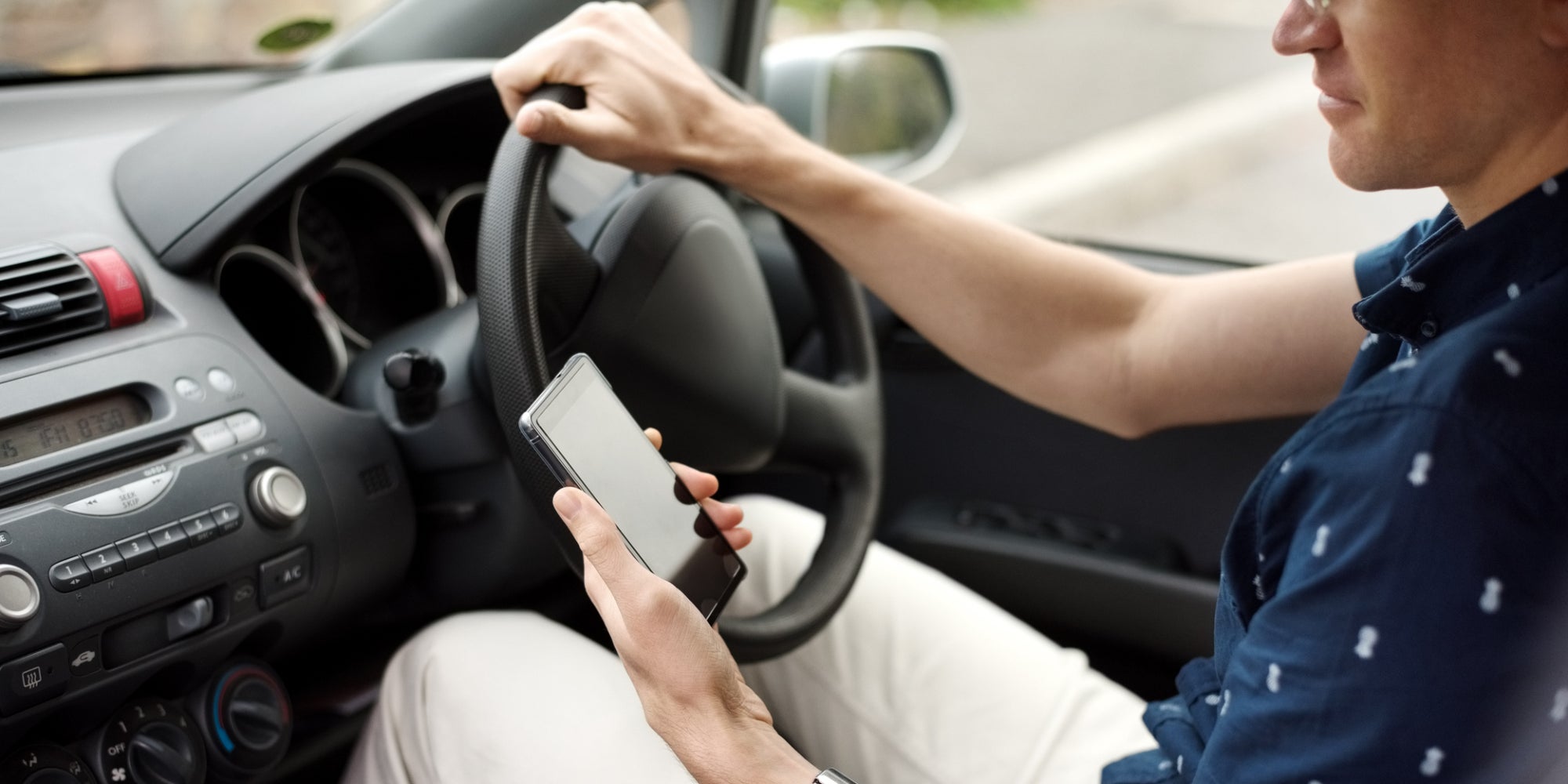 Après avoir cambriolé une automobiliste, un homme est retrouvé par la police grâce aux Airpods. 