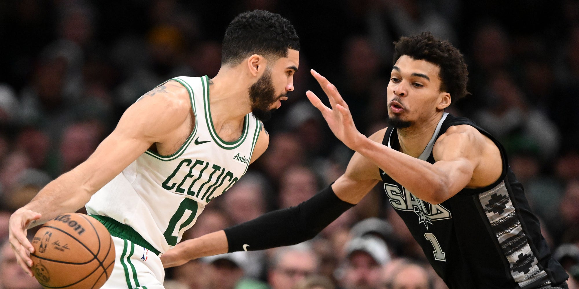 Victor Wembanyama (1) face à Jayson Tatum (0) lors d'un match des Spurs contre les Celtics au TD Garden, le 12 février 2025 à Boston, Massachusetts, États-Unis.