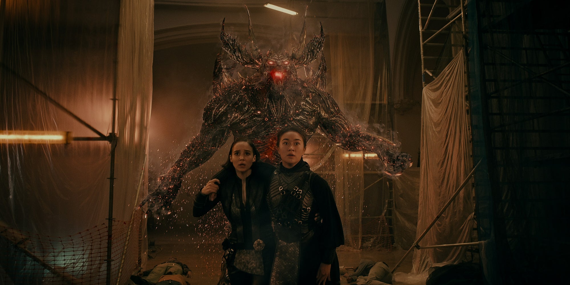 Alba Baptista dans le rôle d'Ava Silva, et Kristina Tonteri-Young dans le rôle de Soeur Béatrice, dans l'épisode 4 de la saison 2 de Warrior Nun.