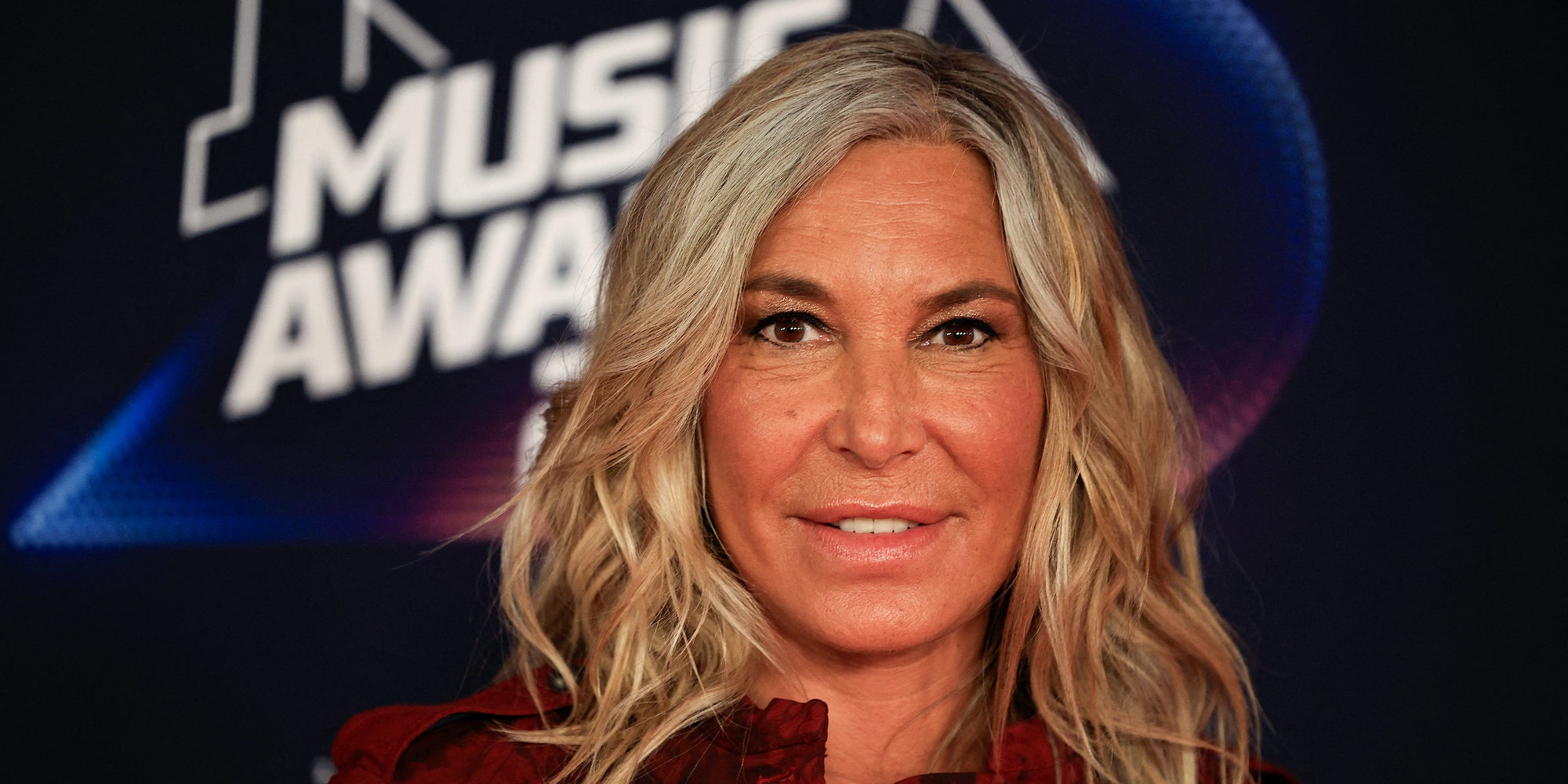 La chanteuse française Zazie sur le tapis rouge à la 25ᵉ cérémonie des NRJ Music Awards au Palais des Festivals de Cannes, le 10 novembre 2023.