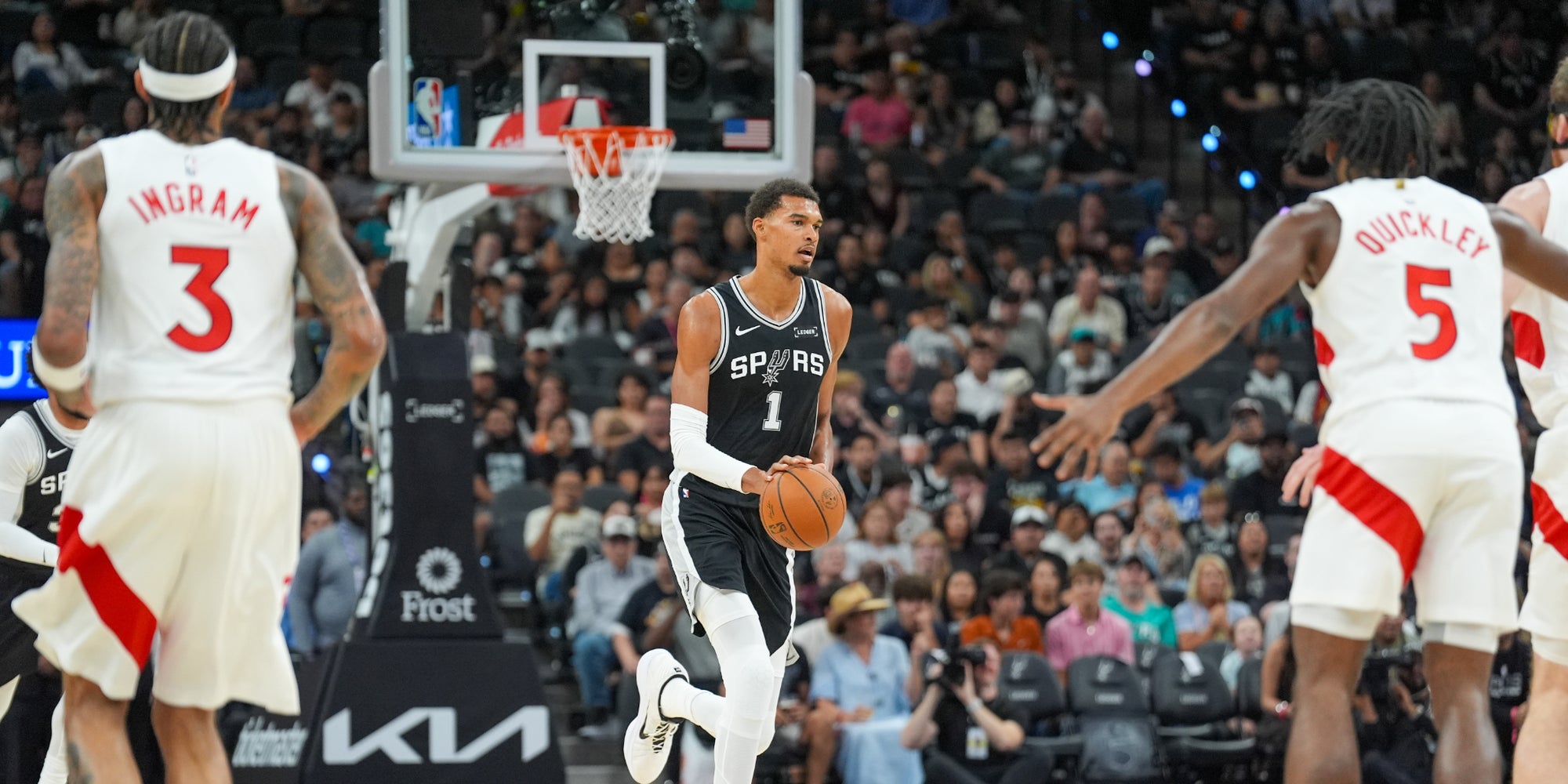 Victor Wembanyama lors du match contre les Toronto Raptors, le 27 octobre 2025 au Frost Bank Center.