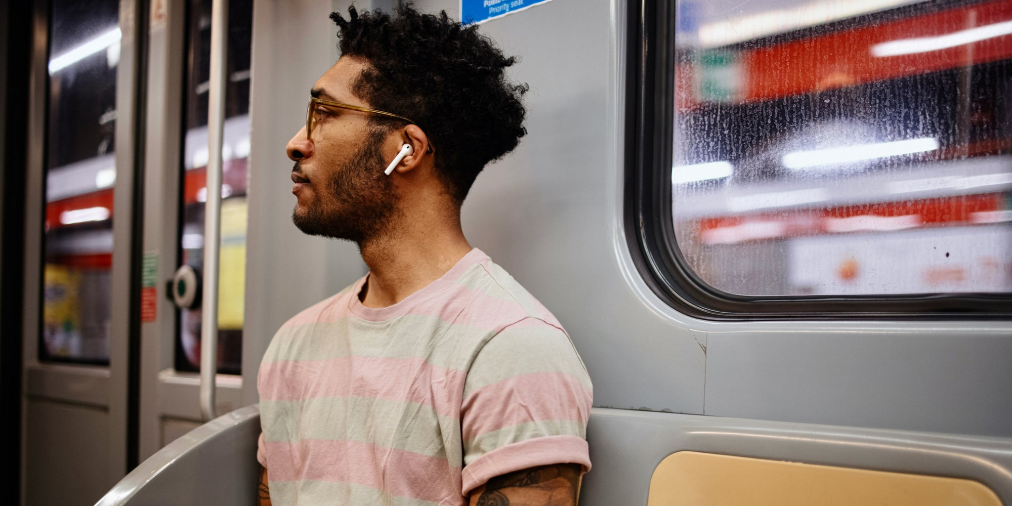 La réduction de bruit nous sauve dans transports, mais est-elle vraiment bonne pour nos oreilles ?