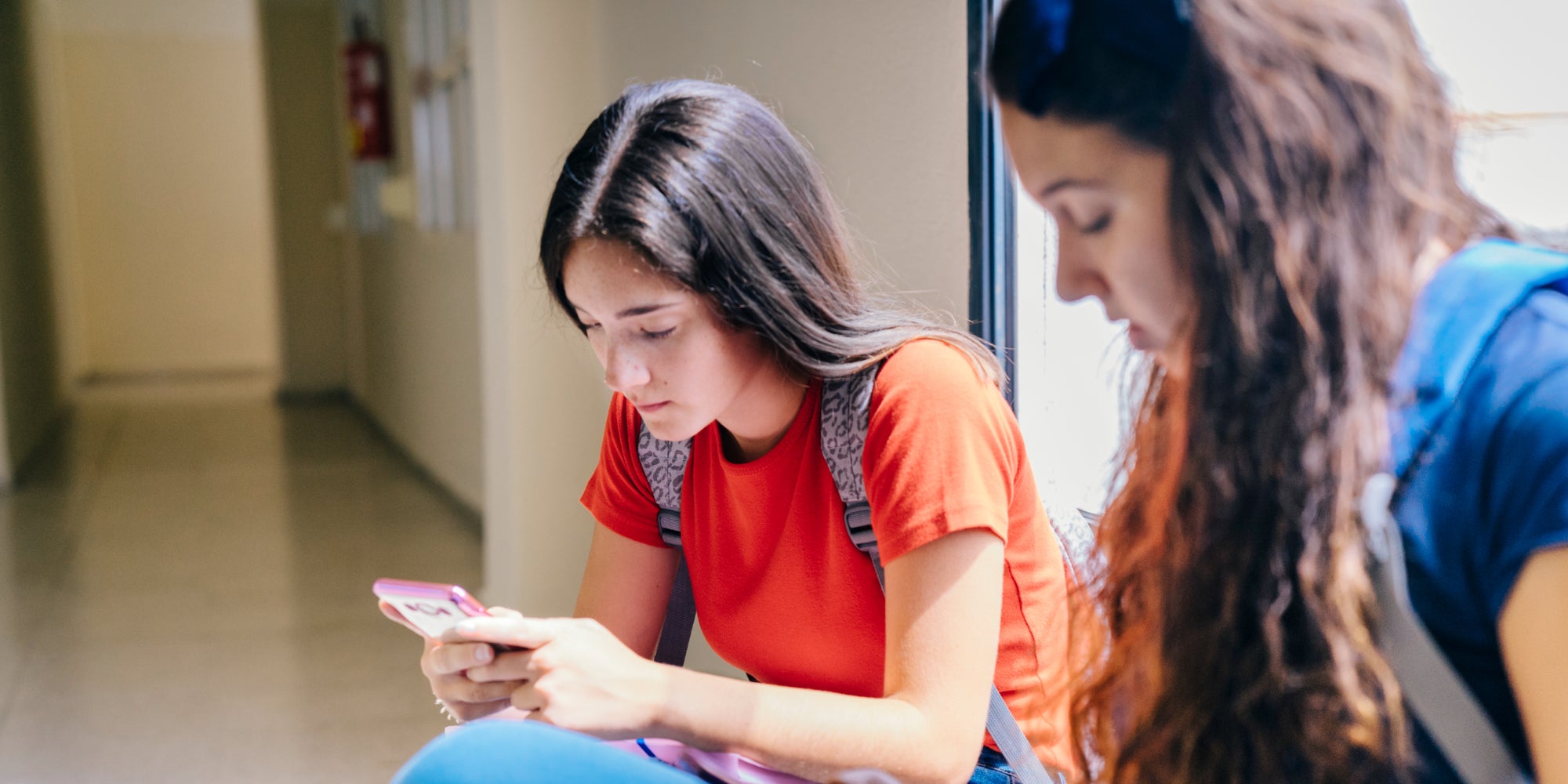 Le téléphone portable devrait être interdit au lycée dès le mois de septembre 2026.
