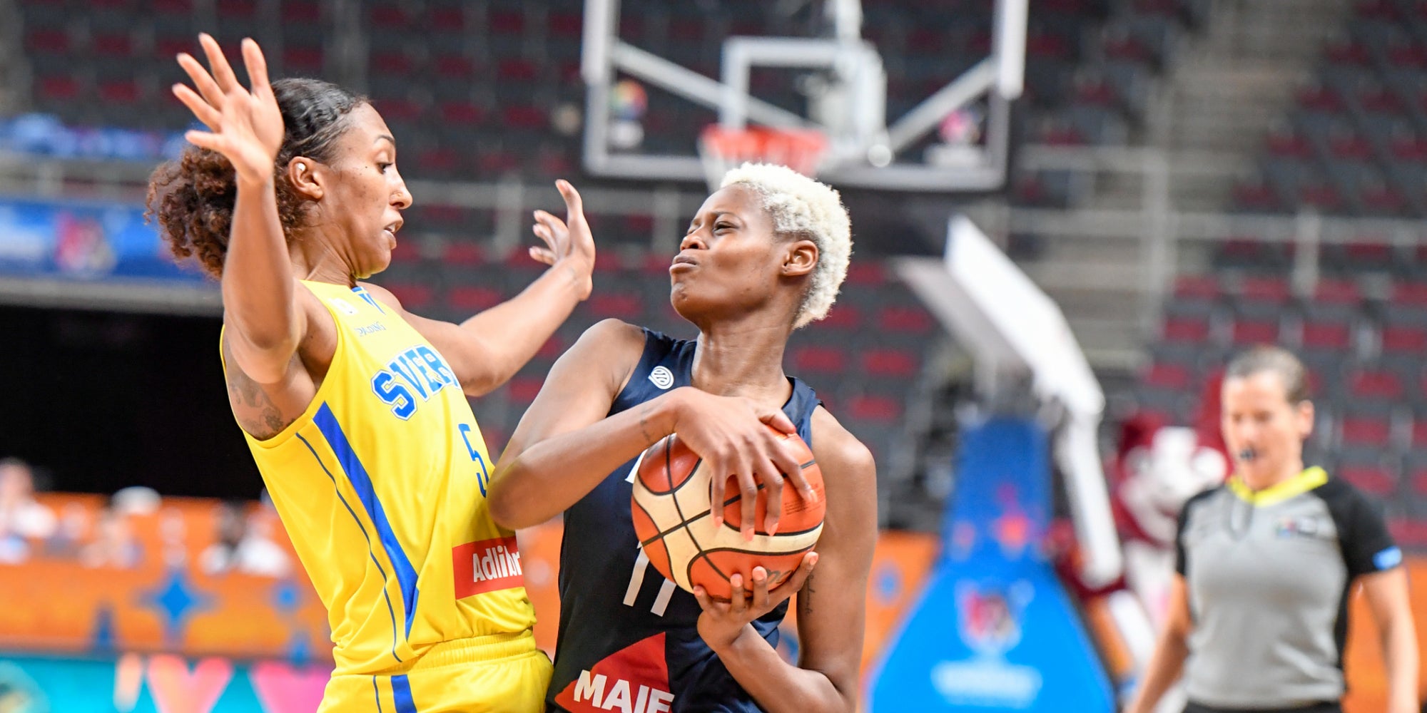 Bras de fer entre la Suédoise Kali Loyd et la Française Valériane Ayayi lors du dernier match du premier tour de l'Euro de basket féminin, dimanche 30 juin 2019 à Riga, Lettonie. 
