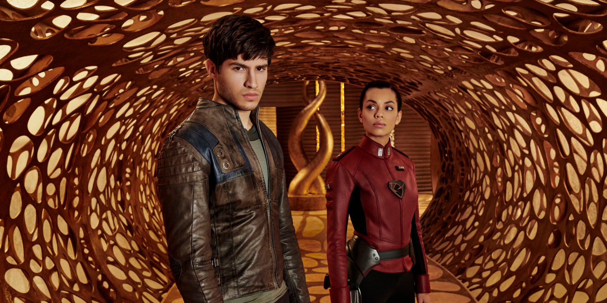 Seg-El (Cameron Cuffe) et Lyta Zod (Georgina Campbell), les protagonistes de la série Krypton, centrée sur les origines de Superman.